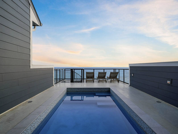 Beachfront Luxury Six Bedroom Vacation Rental in Destin with Rooftop Pool